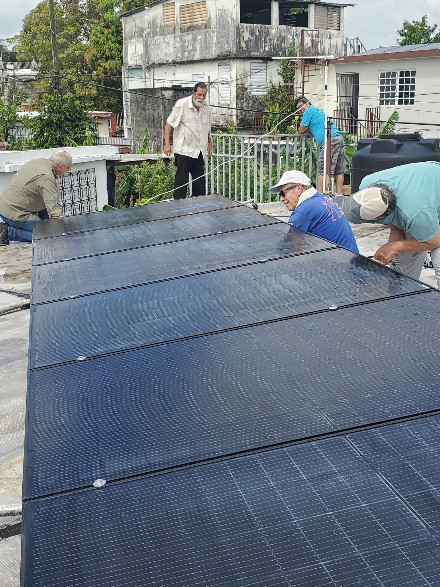 Trabajo comunitario en techo con paneles solares